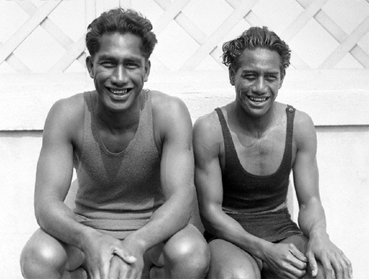 Duke Kahanamoku e seu irmão mais novo, Sam, relaxam durante intervalo nos Jogos Olímpicos de 1924.