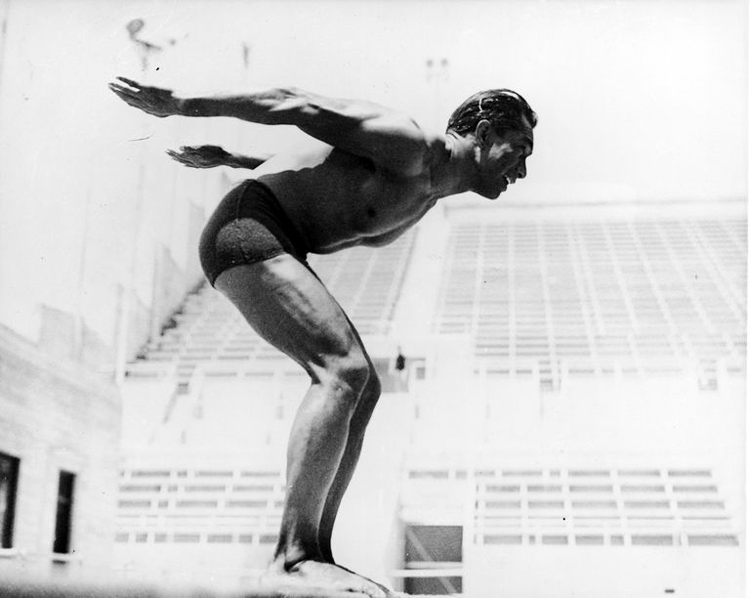 Duke se prepara para mergulhar durante os Jogos Olímpicos de 1920, na Antuérpia, Bélgica.