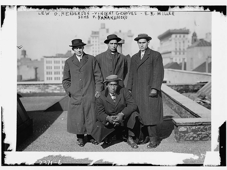 Lew G. Henderson, Vincent Genovese, E.K. Miller e Duke Kahanamoku, por volta de 1910-1915