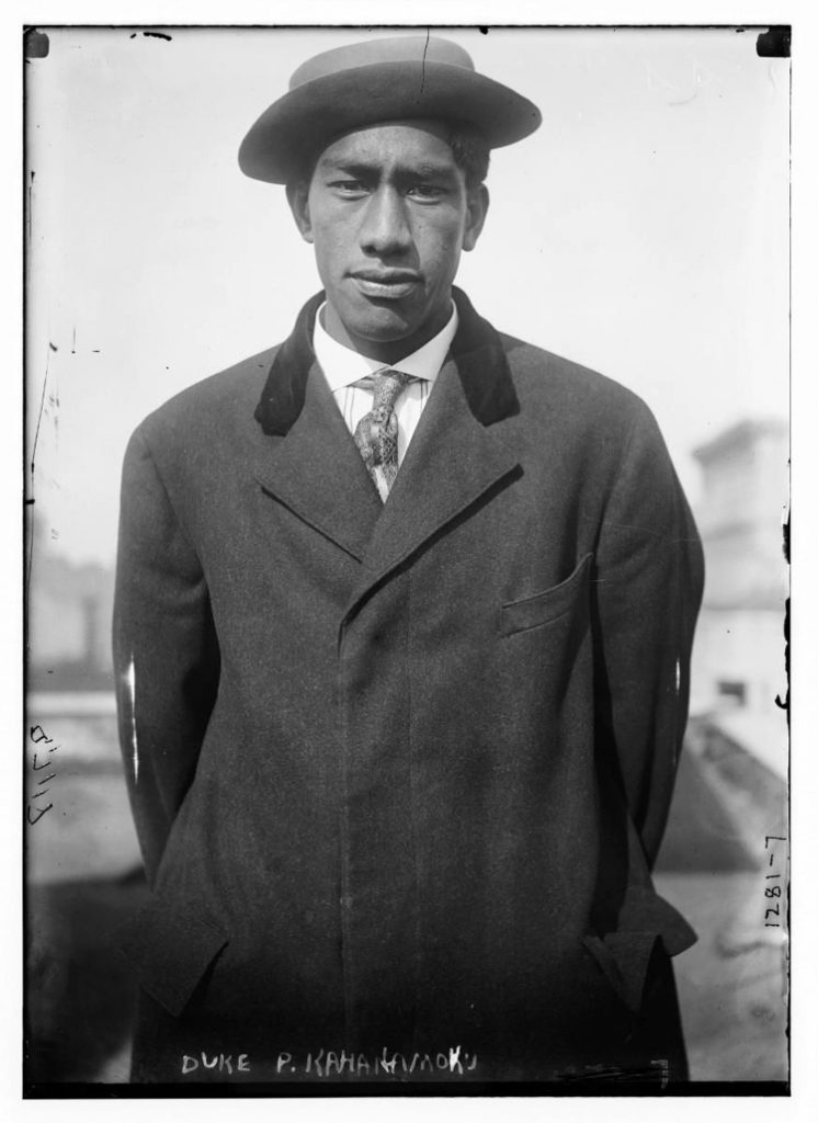 Duke Kahanamoku vestindo terno, por volta de 1910-1915.
