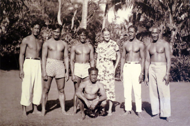 Ao lado da família no Havaí, por volta de 1937.