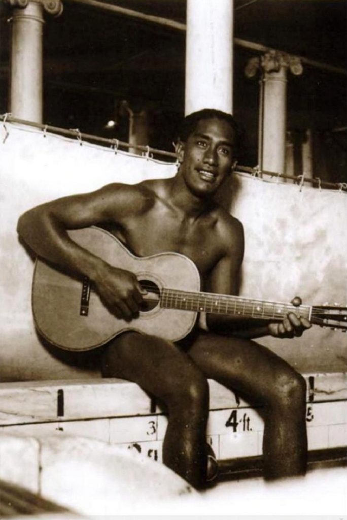 Duke toca violão em uma piscina em Chicago, em 1918.