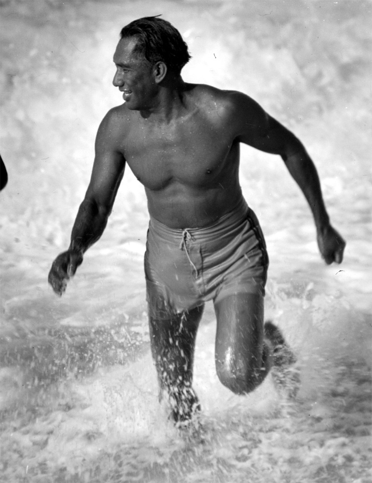 Duke Kahanamoku é considerado o primeiro “waterman” do mundo.