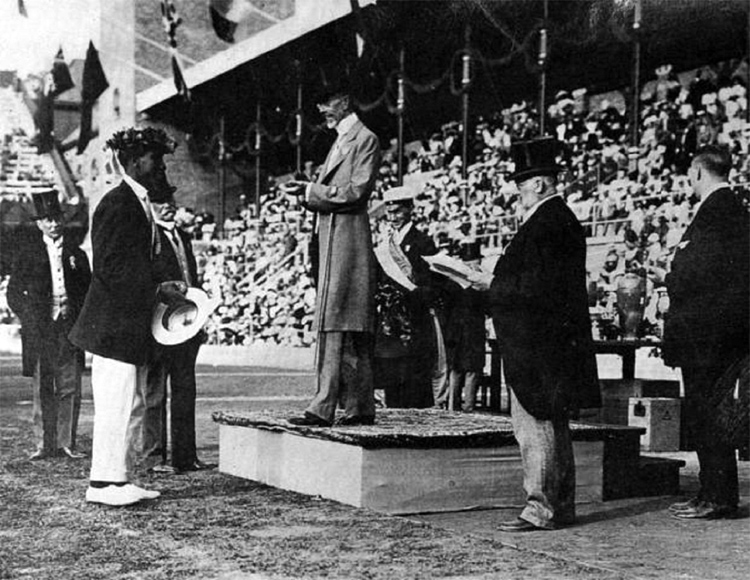 Recebendo uma coroa de louros do rei Gustaf V, da Suécia, durante os Jogos Olímpicos de 1912 em Estocolmo.