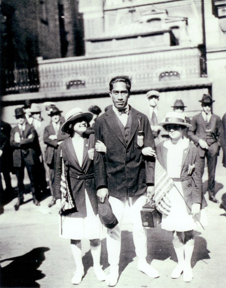 Duke Kahanamoku lidera a equipe dos EUA nos Jogos Olímpicos de 1920 na Bélgica.