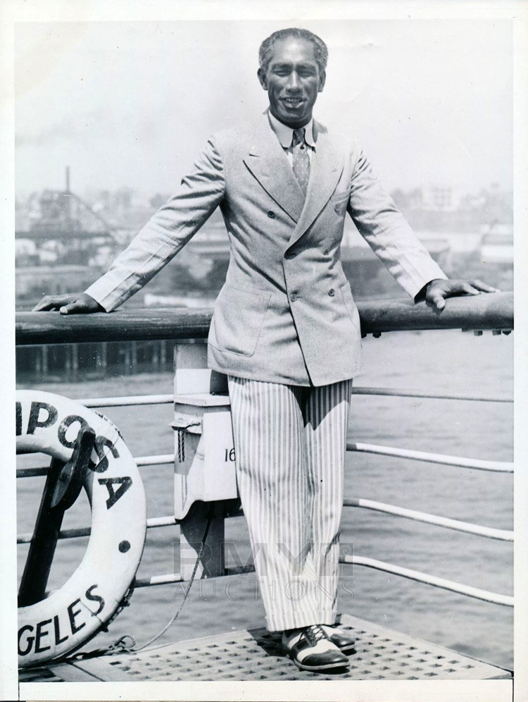 Duke Kahanamoku a bordo do S.S. Mariposa e a caminho dos Jogos Olímpicos de Verão de 1932, em Los Angeles.