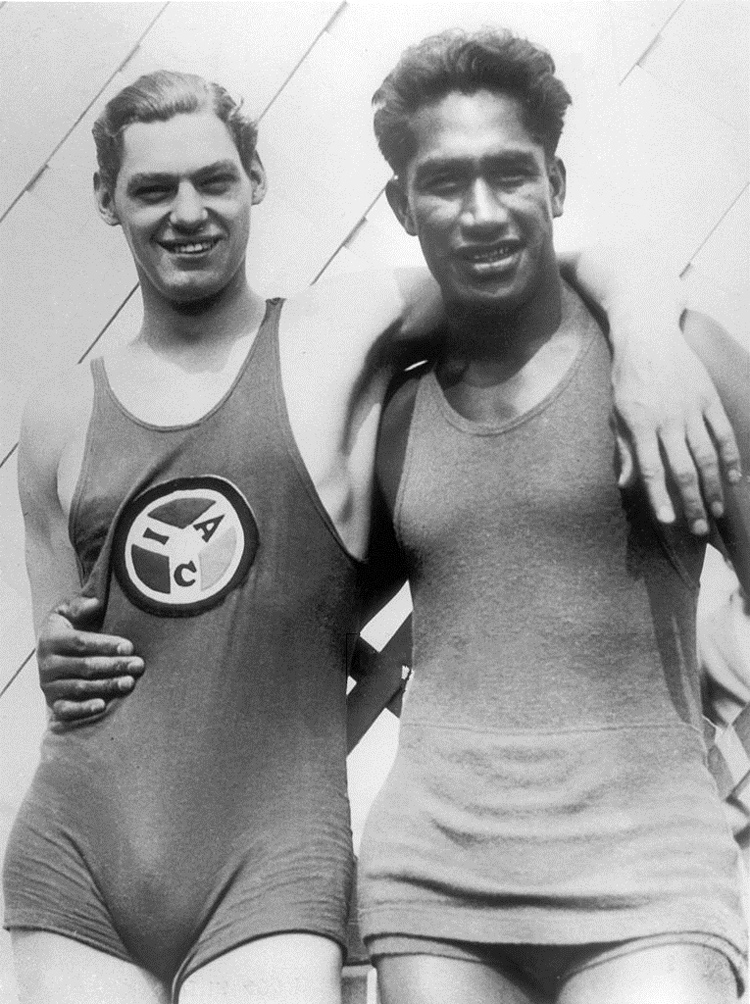Johnny Weissmuller e Duke Kahanamoku nas Olimpíadas de Paris 1924: rivais na piscina, amigos fora da água.