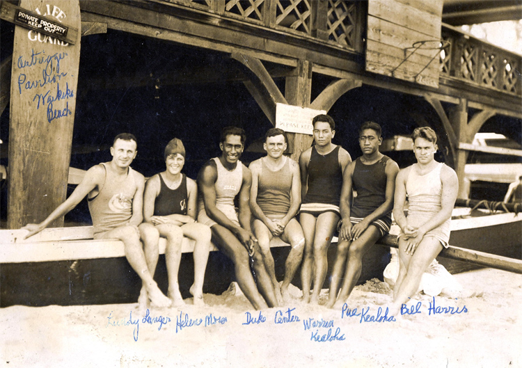 Um dia no Outrigger Canoe Club, em 1919, com os nadadores Lundy Luger, Helen Moses, Duke Kahanamoku, “Dad” Center, Warren Kealoha, Pua Kealoha e Bill Harris.