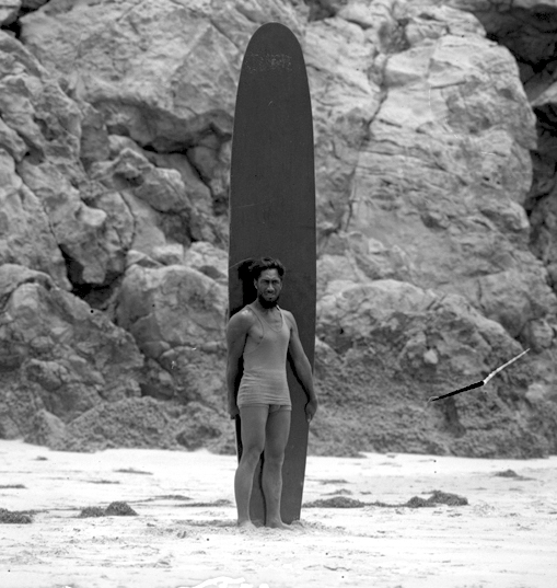 Duke Kahanamoku em uma praia de Los Angeles, Califórnia, por volta de 1920.