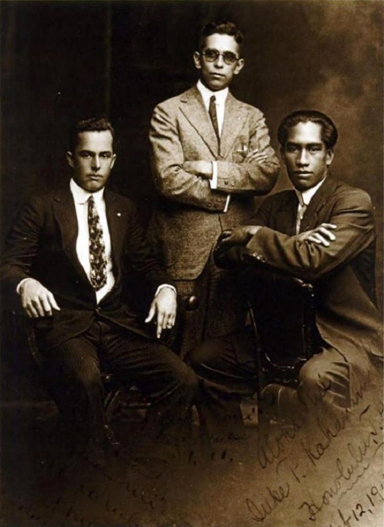 George Cunha, o empresário Francis Evans e Duke posam para a foto durante viagem à Austrália e Nova Zelândia, por volta de 1914-1915.