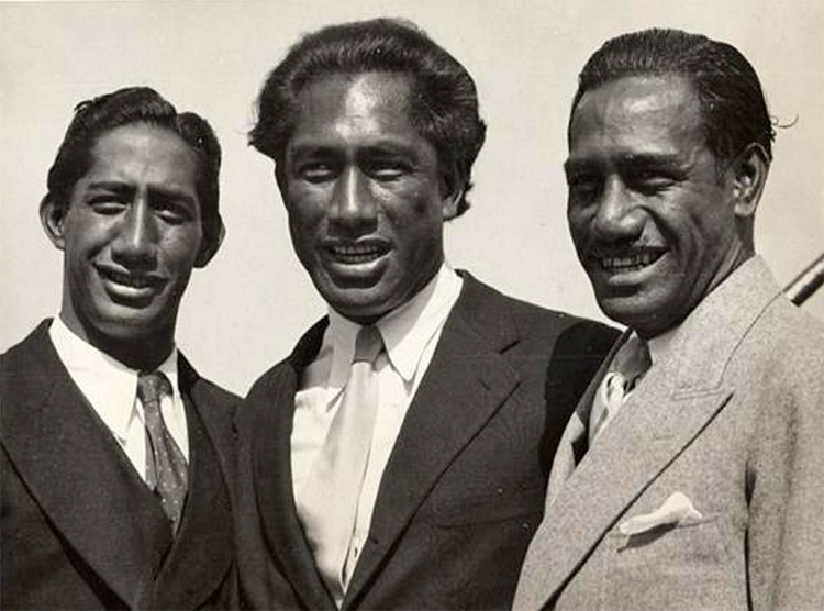 Duke ao lado dos irmãos Sargeant e Sam em 1929.