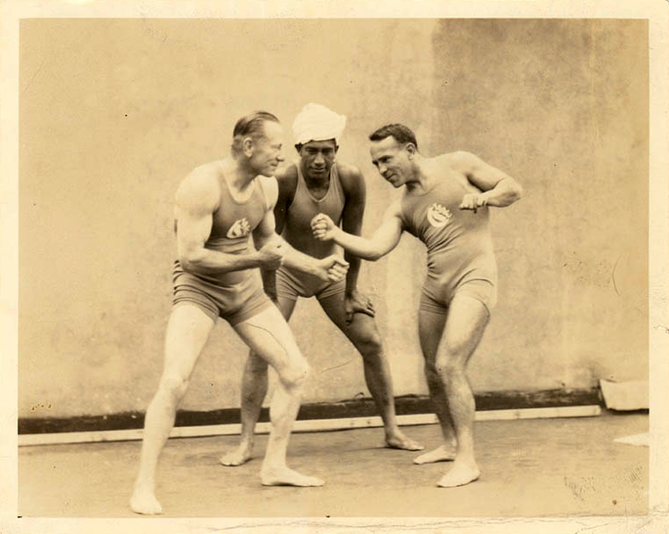 Francis Joseph Edmund Beaurepaire, Duke Kahanamoku e Reginald Leslie Baker, por volta de 1914-1924.