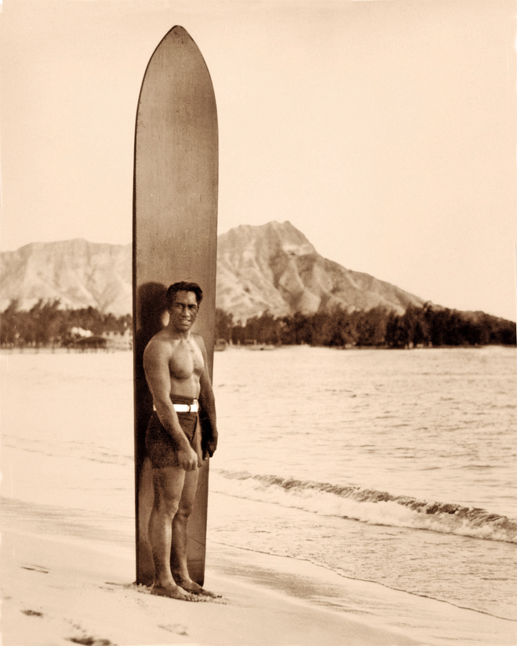 Duke com uma clássica prancha de sequoia shapeada por ele mesmo, por volta de 1920.