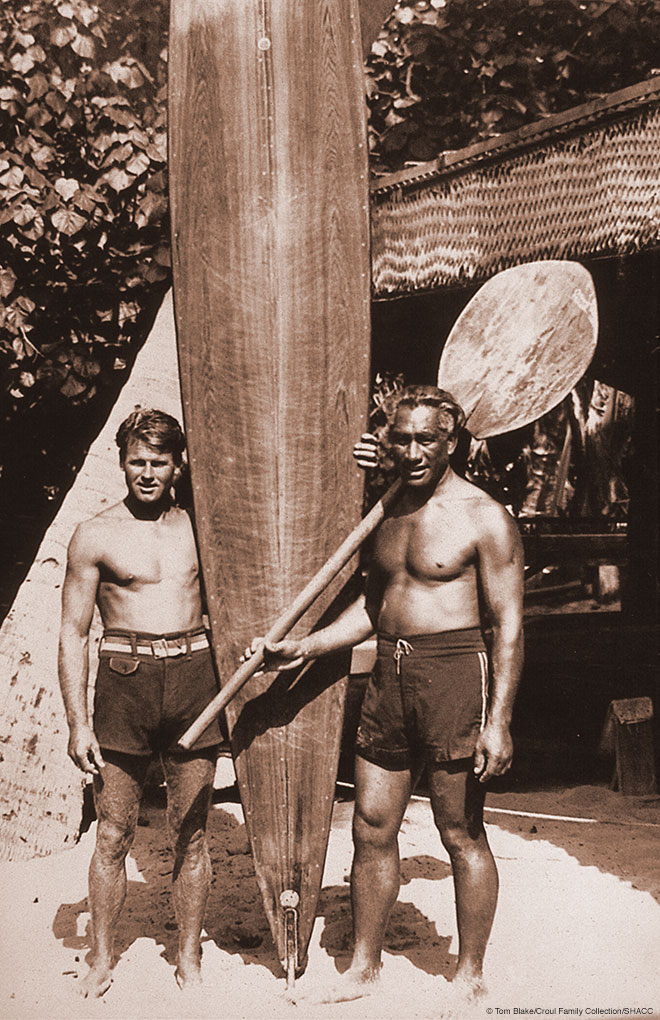 Tom Blake e Duke posam com o primeiro longboard equipado com uma quilha, por volta de 1935.