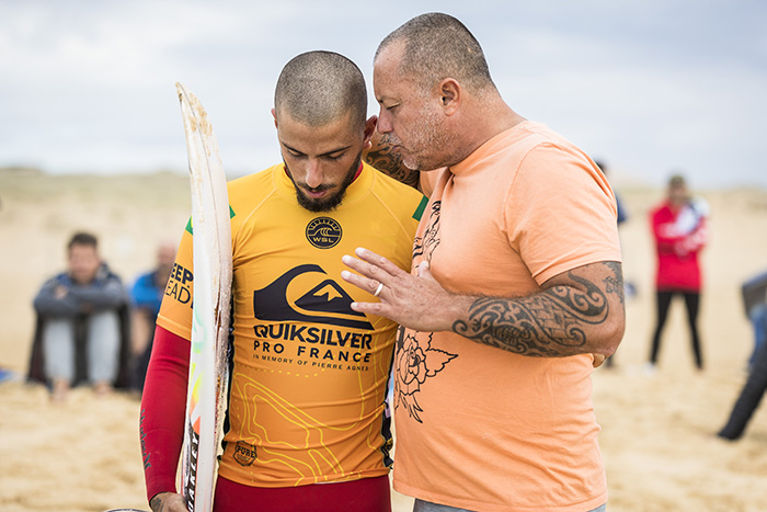 Ricardo é o técnico de Filipe Toledo na elite mundial.