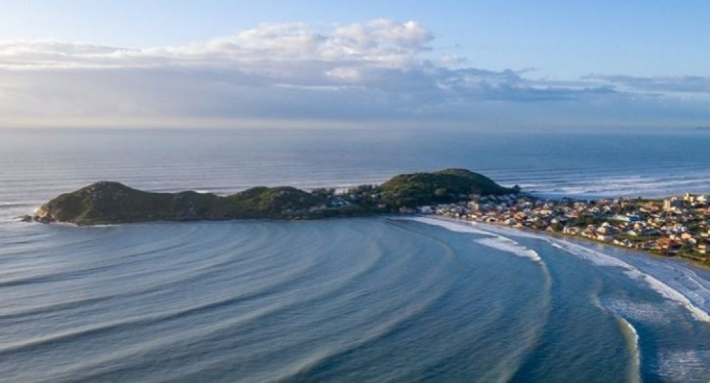 Em um swell mais consistente, com período elevado, a interação das ondulações com o raso fundo marinho da costa arenosa brasileira nem sempre se traduz em ondas de boa formação para o surfe.