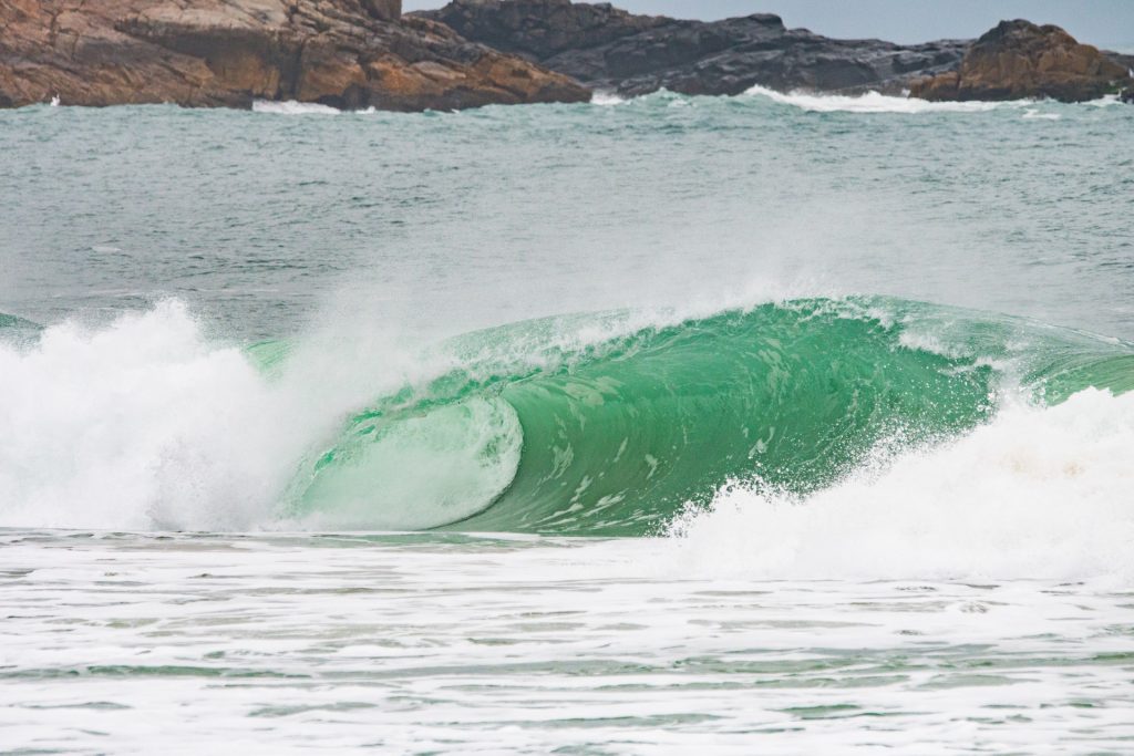 Praia do Silveira recebe ondulações grande e potentes, ideal para surfistas avançados.