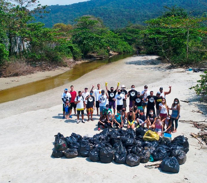 Galera recolhe centenas de quilos na foz do Rio Itinga.