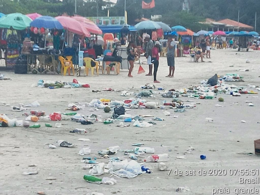 Acúmulo de lixo na Praia Grande de Ubatuba na manhã do dia 7 de setembro.