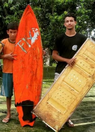 Ruan Felipe (direita) quando estava começando a surfar, com uma porta de geladeira, Rio Mearim, Arari (MA). Foto: @dgb.audiovisual.