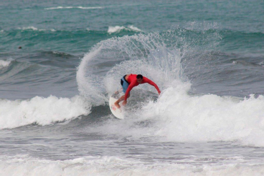 Wiggolly Dantas domina as ondas do quintal de casa.