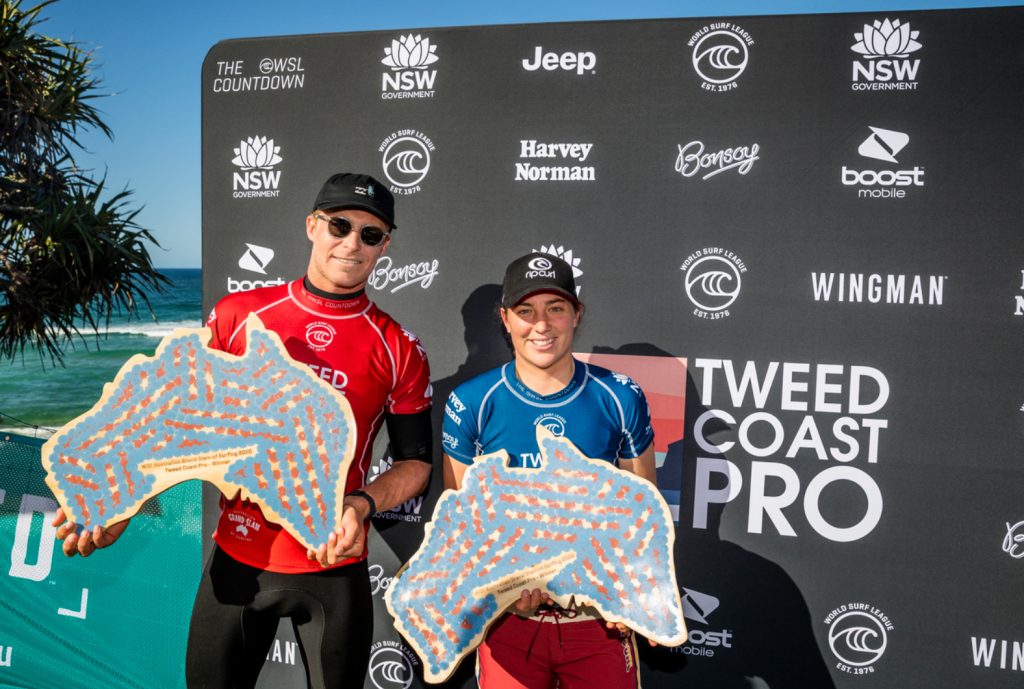 Ethan Ewing e Tyler Wright levantam troféu do Tweed Coast Pro.