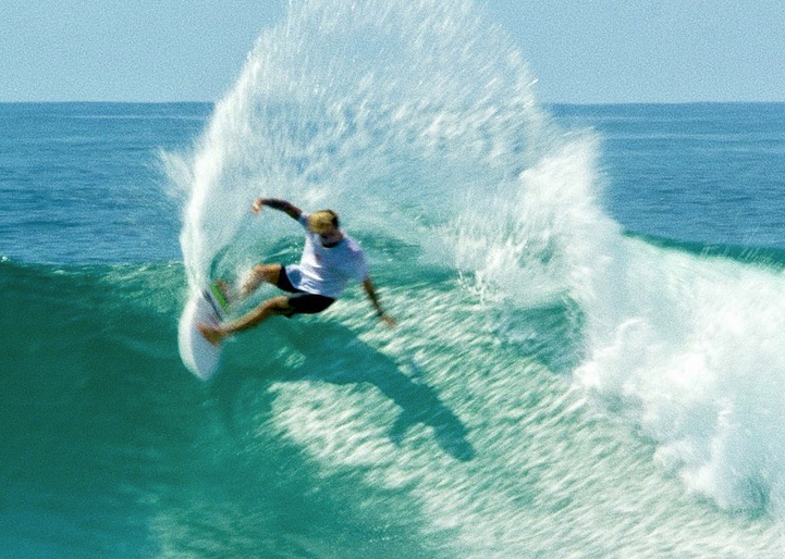 Lucas Silveira treina nas ondas perfeitas do México.