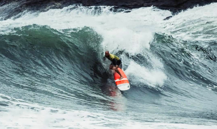 Phil Rajzman é bicampeão mundial de longboard.