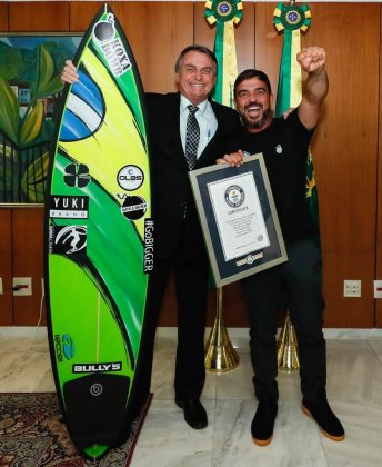 Presidente da República Jair Bolsonaro recebe Rodrigo Koxa em Brasília, atual detentor do recorde mundial da maior onda já surfada na história, pelo Guinness World Records. Foto: Arquivo pessoal.