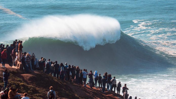 Praia do Norte, em Nazaré, Portugal ficou interditada por quatro meses para evitar aglomerações.