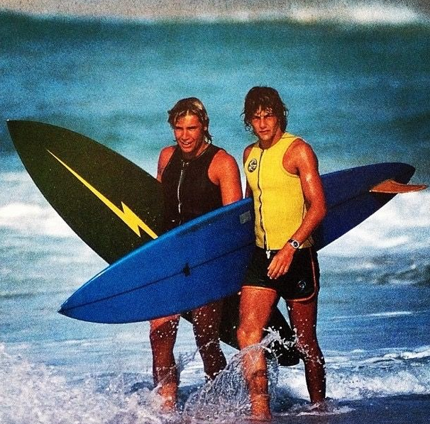 Michael e seu “primo-irmão” Shaun Tomson, no North Shore de Oahu, Havaí, em 1975.
