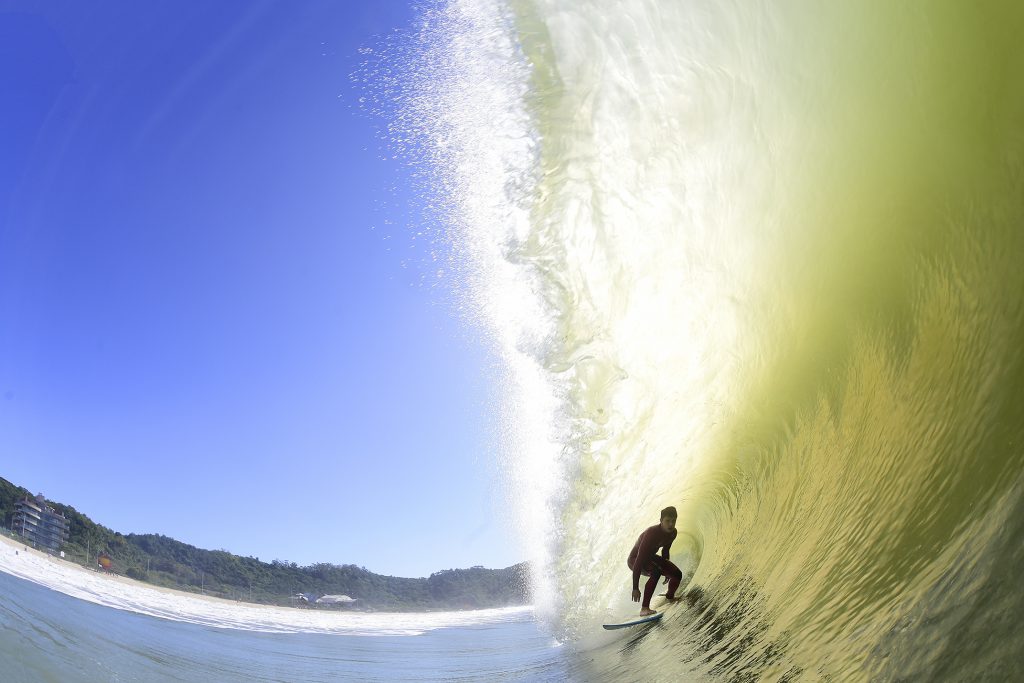Gui Marques vem na boa na Praia Brava: Itajaí é um dos picos mais constantes do surfe brasileiro.