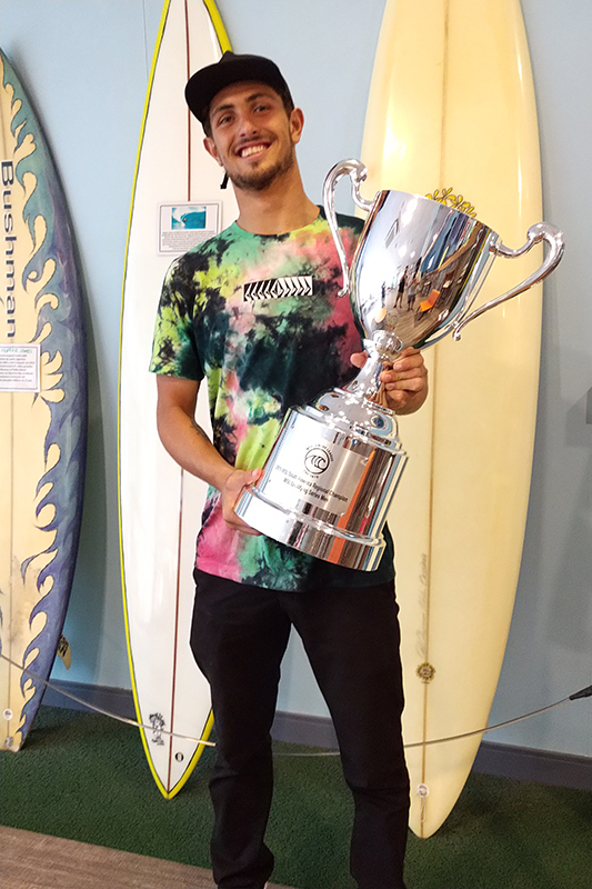 Saquaremense com o troféu de campeão da WSL Latin America de 2019.