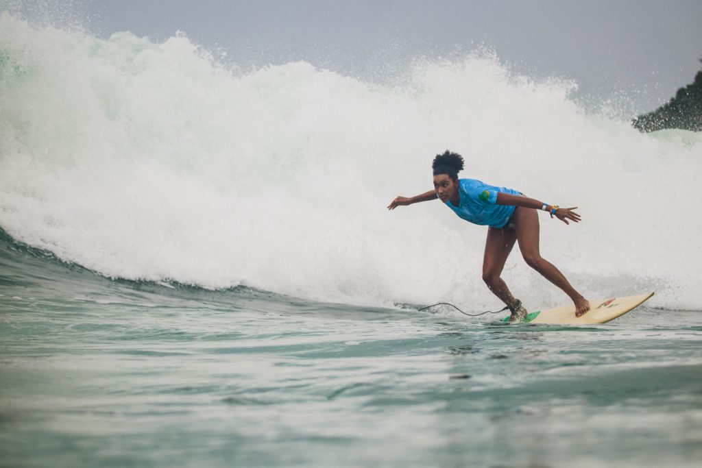 Jornalista Érica Prado batalha por mais diversidade no surfe.
