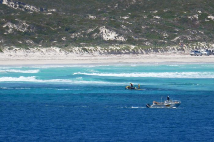 Autoridades procuram por surfista desaparecido em Wylie Bay; local é conhecido pelos ataques de tubarão.