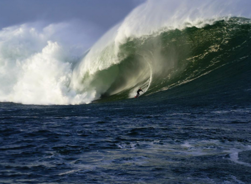 Connor Maguire pega a bomba do dia em Mullaghmore, Irlanda.