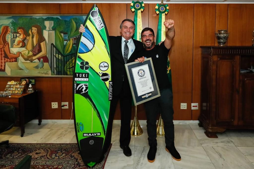 Presidente da República Jair Bolsonaro recebe Rodrigo Koxa em Brasília, atual detentor do recorde mundial da maior onda já surfada na história, pelo Guinness World Records.