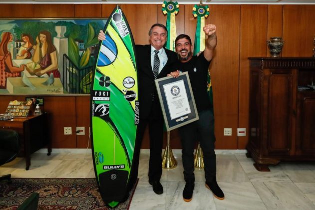 Presidente da República Jair Bolsonaro recebe Rodrigo Koxa em Brasília, atual detentor do recorde mundial da maior onda já surfada na história, pelo Guinness World Records. Foto: Arquivo pessoal.