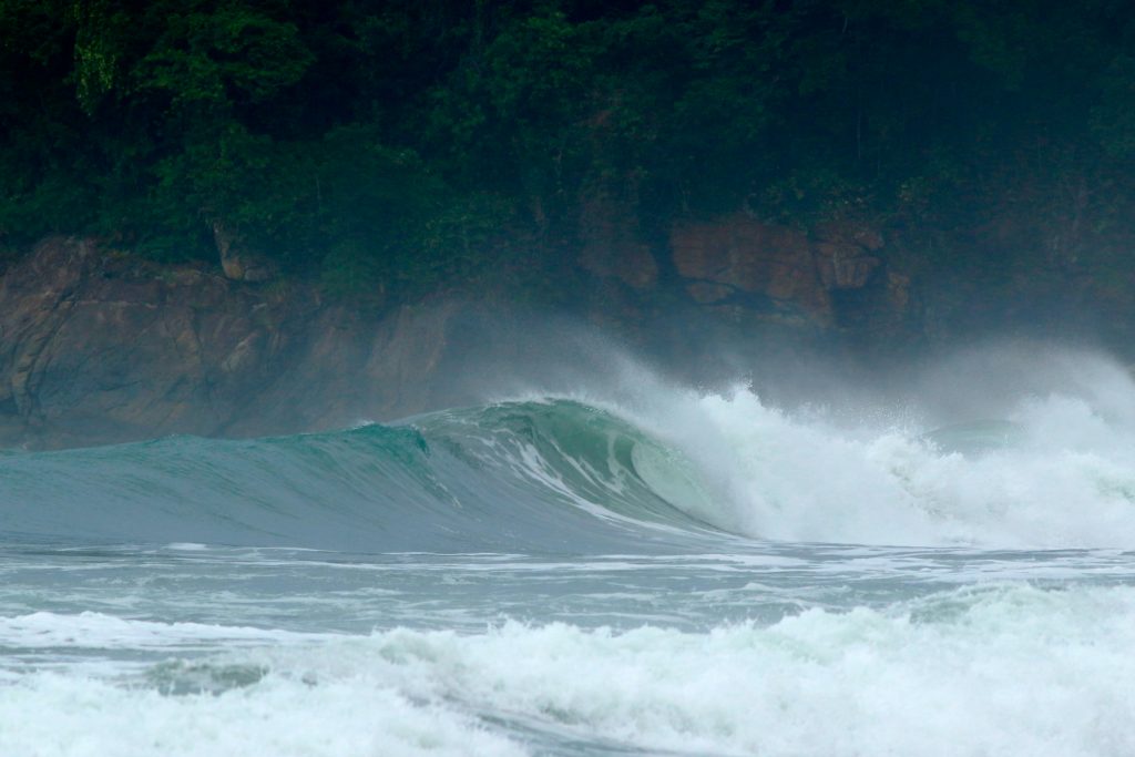 Previsão é de boas ondas para o Surf Treino na Praia de Camburi, São Sebastião (SP).