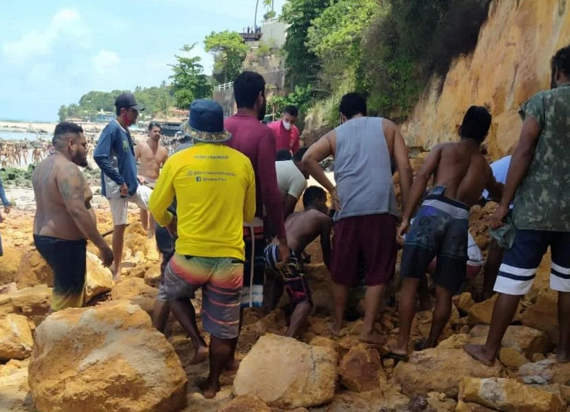 Moradores retiram os escombros na tentativa de resgatar as vítimas.