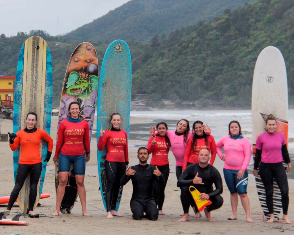 Surf para Tod(A)s leva as garotas ao mar no litoral catarinense.