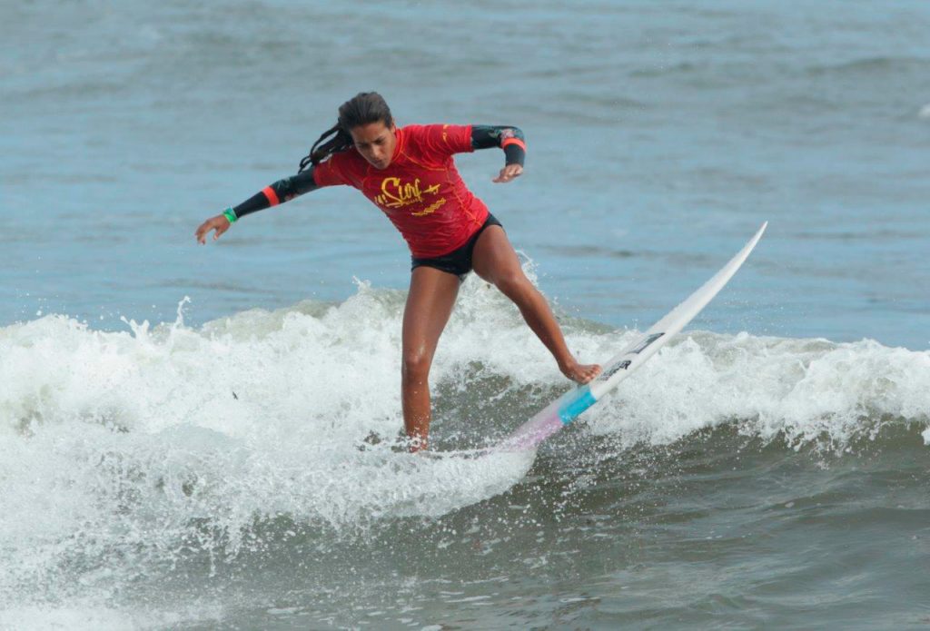 Kemily Sampaio é um dos nomes fortes da 25ª edição do A Tribuna de Surf Colegial.