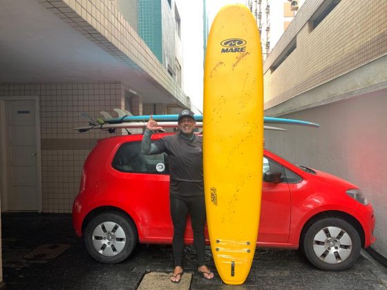 Jefferson Brasileiro, ganhador da prancha Maré, Curso de Formação e Atualização de Instrutores de Surf e SUP. Foto: Giovanna Lima.
