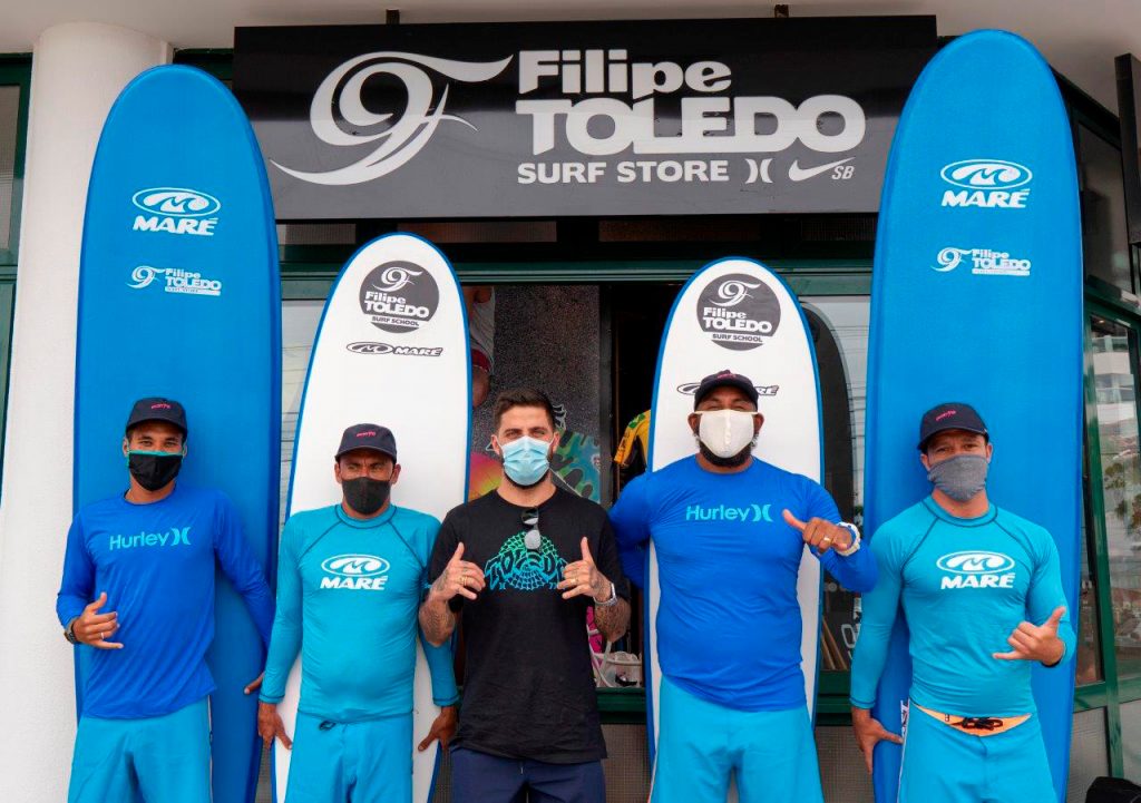 Filipe Toledo ao lado dos instrutores da escolinha da Praia Grande.