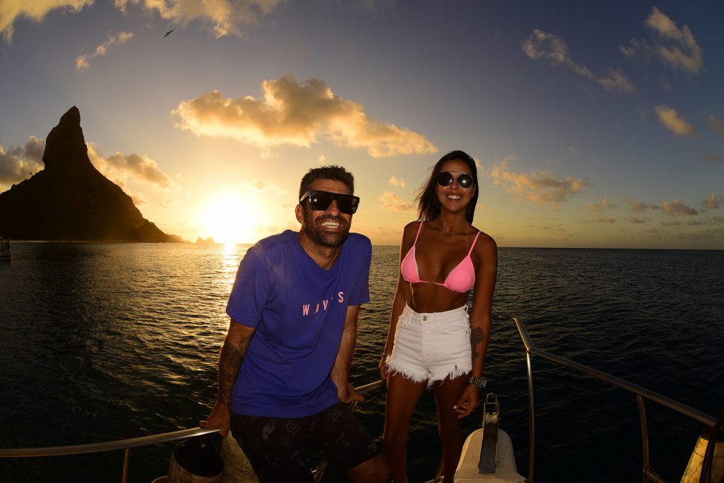 Alves e a esposa Francine Olivet curtem temporada no paraíso.