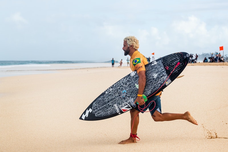 Italo Ferreira surfa 17 ondas na estreia na Newcastle Cup e avança com vitória.