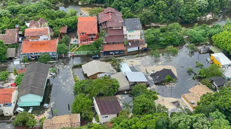 Alagamento causa transtornos nos arredores da Lagoa da Conceição.