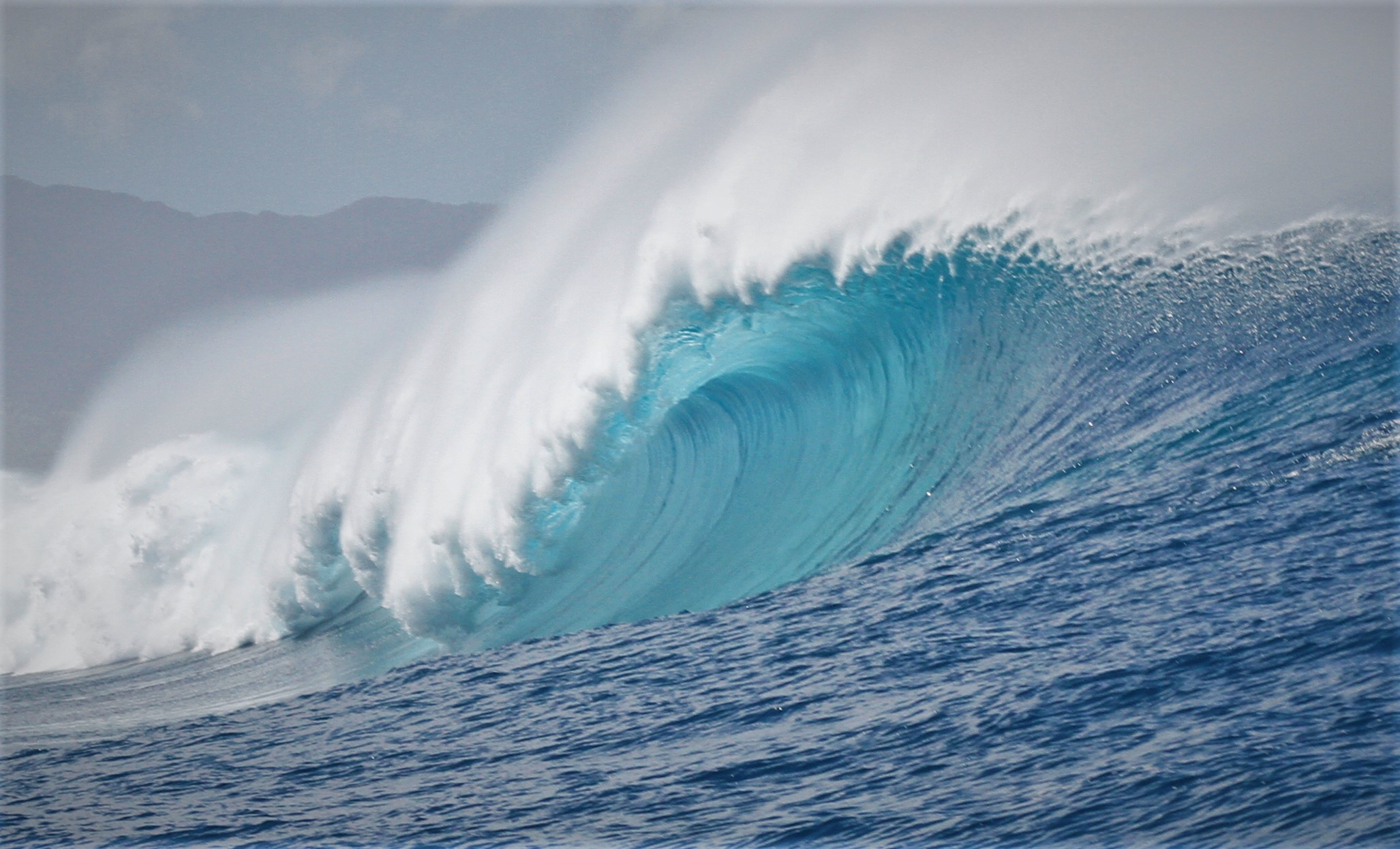 Himalayas grande sai de controle até mesmo para os surfistas mais acostumados às condições extremas do North Shore de Oahu, no Havaí.
