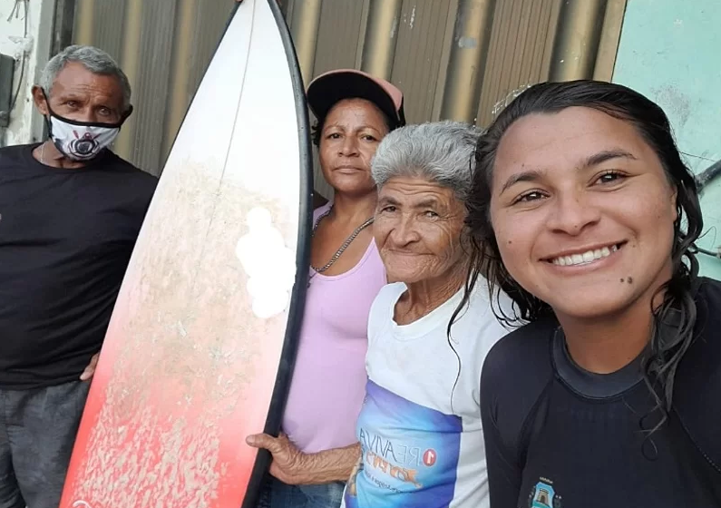 Situação de pobreza extrema comove a comunidade do surfe nas redes sociais; vaquinha é feita para ajudar Juju a comprar uma casa.