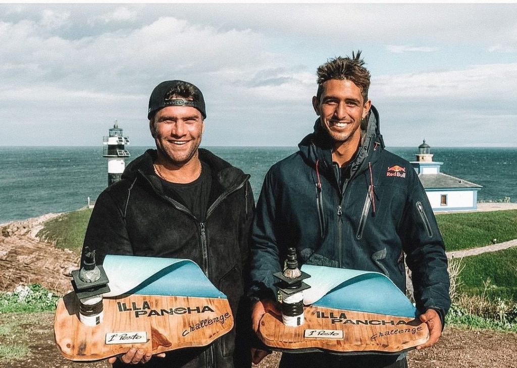 Bem entrosados, Ian Cosenza e Lucas Chumbo têm longa parceria de tow-in pelos picos de ondas gigantes ao redor do mundo.
